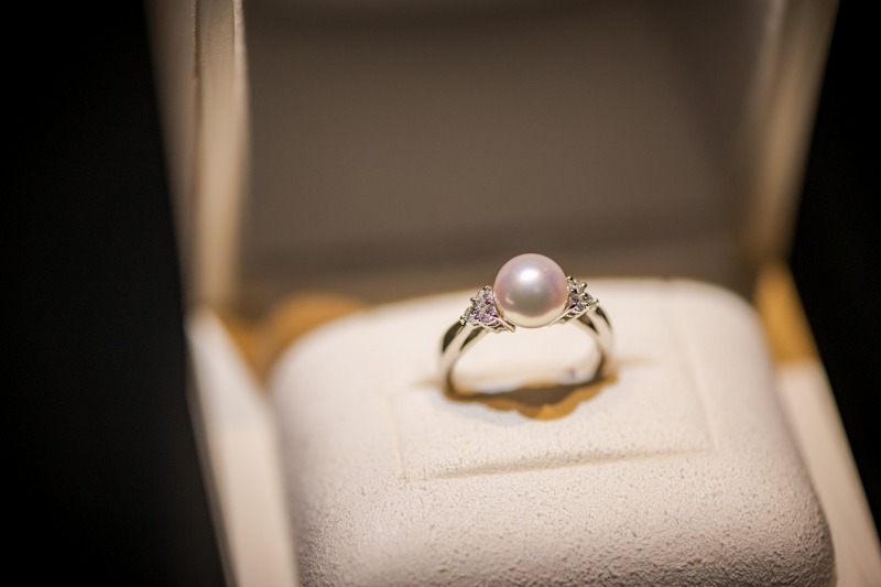 真珠が輝くエンゲージリングのお小物ショット