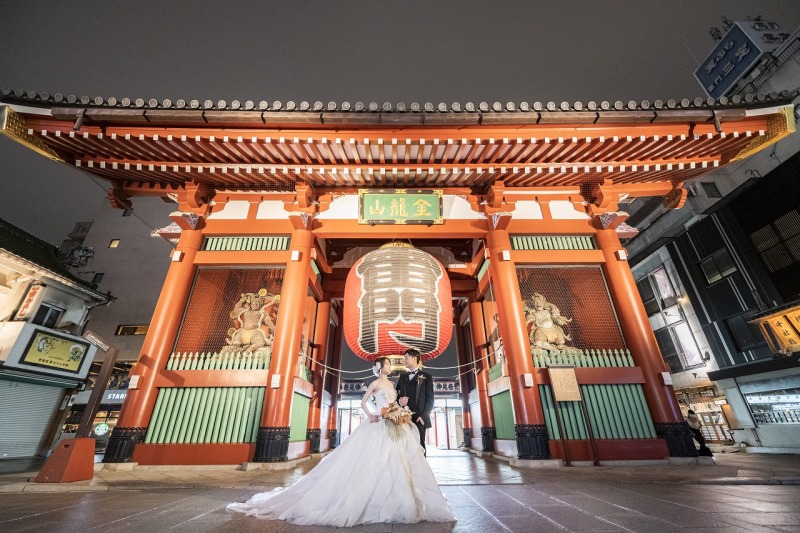 雷門前で全身ショット