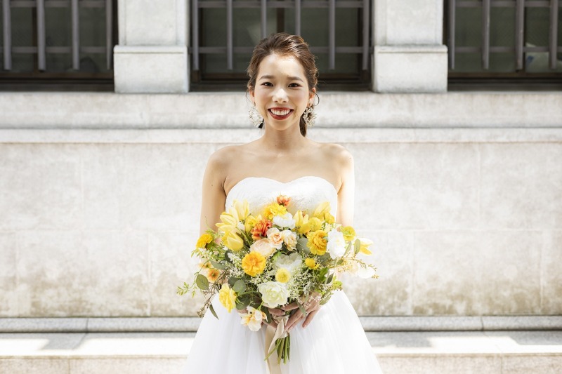 両手いっぱいのブーケを持って…♡