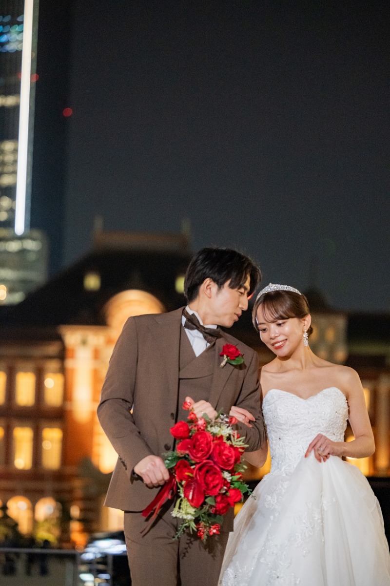 夜景の中で歩く自然なおふたりの時間
