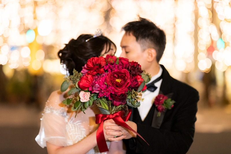 お顔をブーケで隠して♪