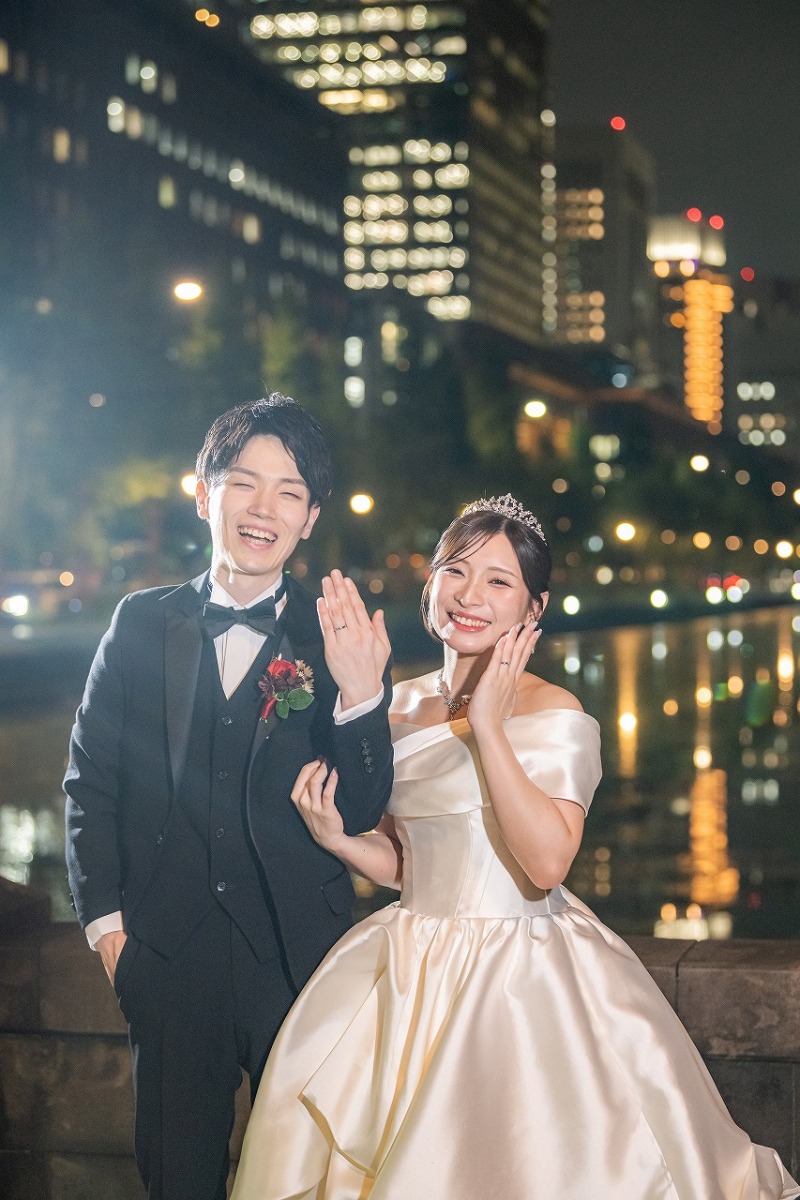 指輪を見せながら笑顔いっぱいのふたり