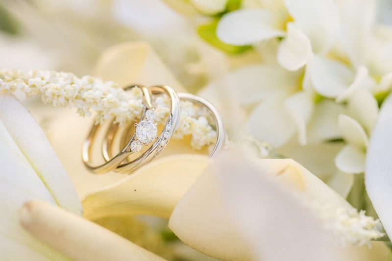 白い花々に包まれた幸せな結婚指輪のリングフォト。