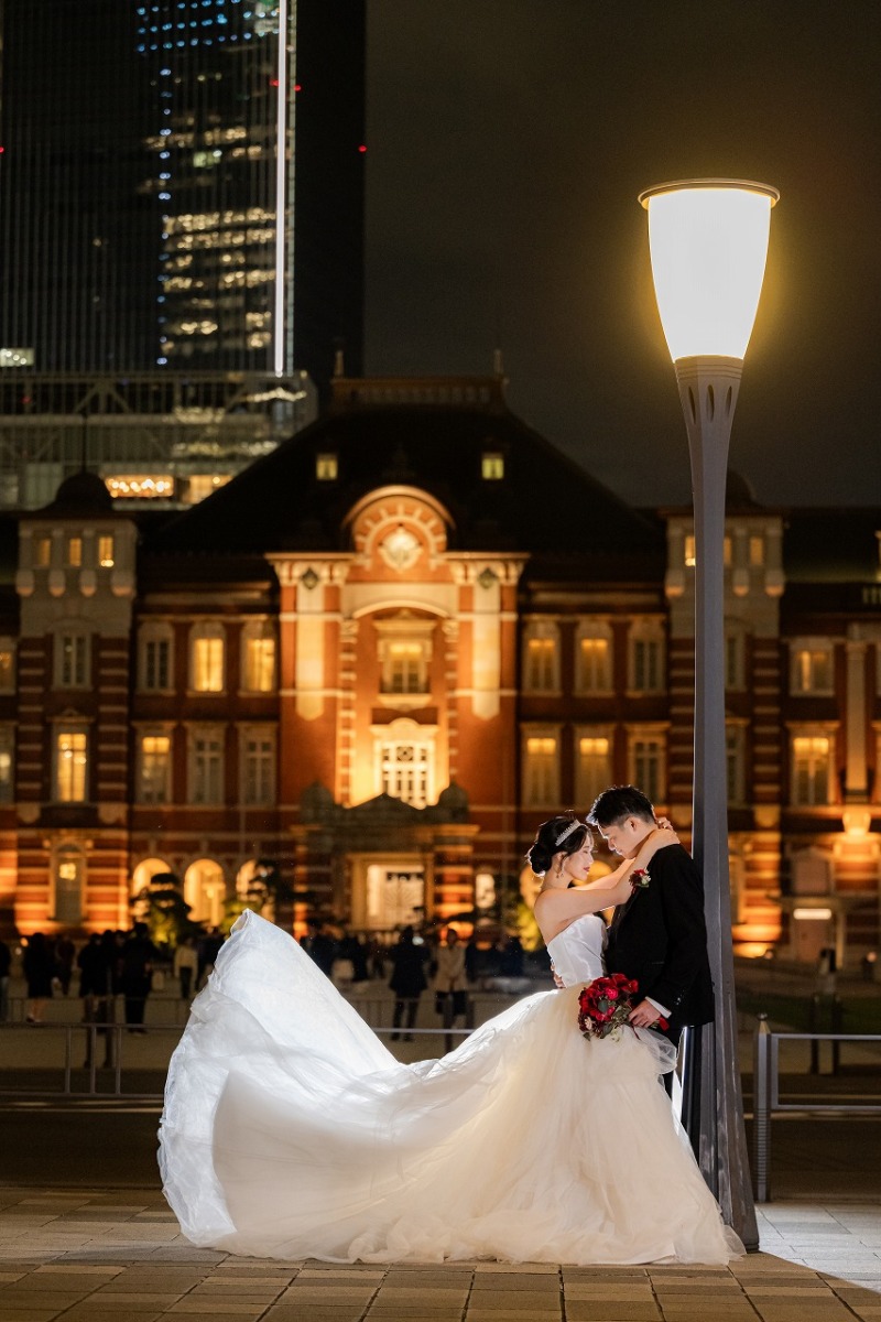 東京駅夜景に包まれるロマンチックな一枚