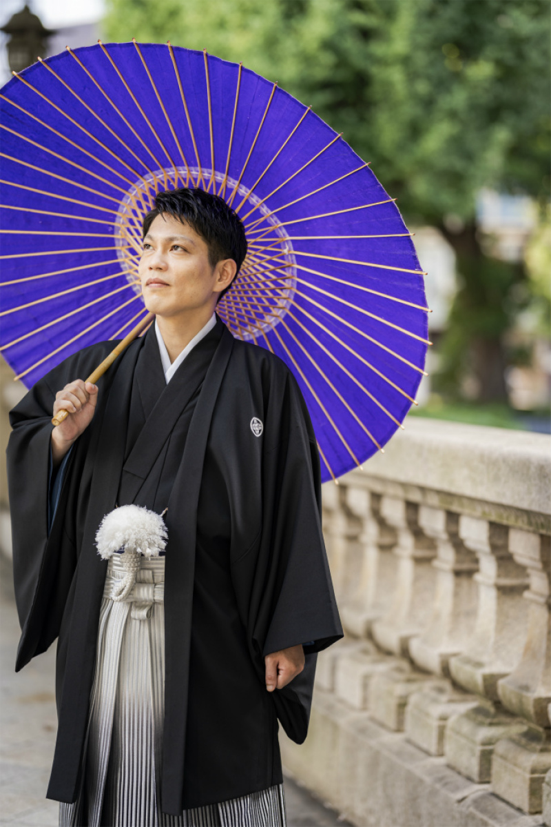 ご新郎様も番傘を差して