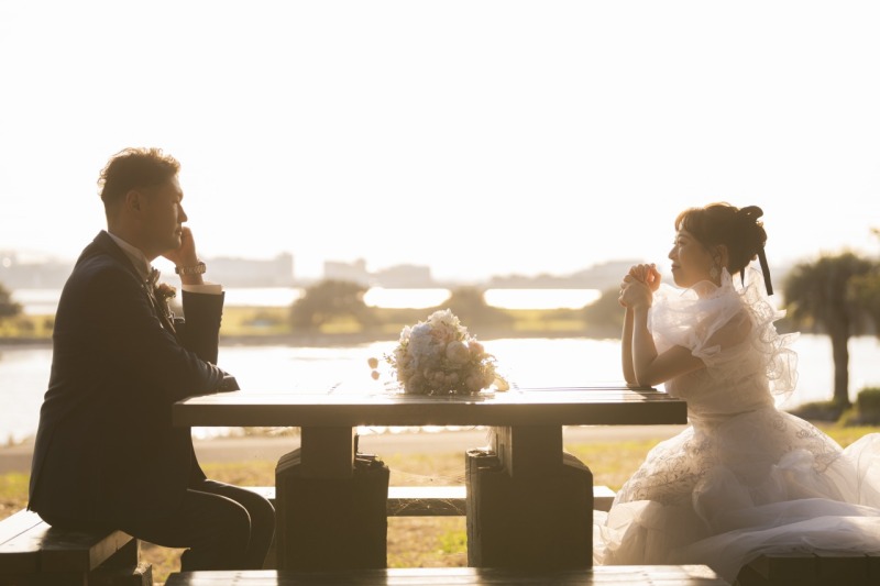 西日に照らされ、向かい合うショット