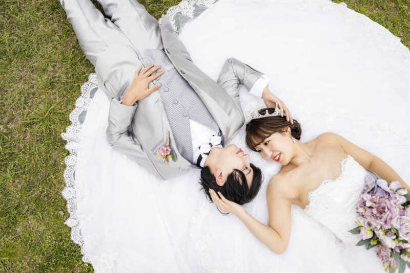 芝生の上で寝ころびショット♪