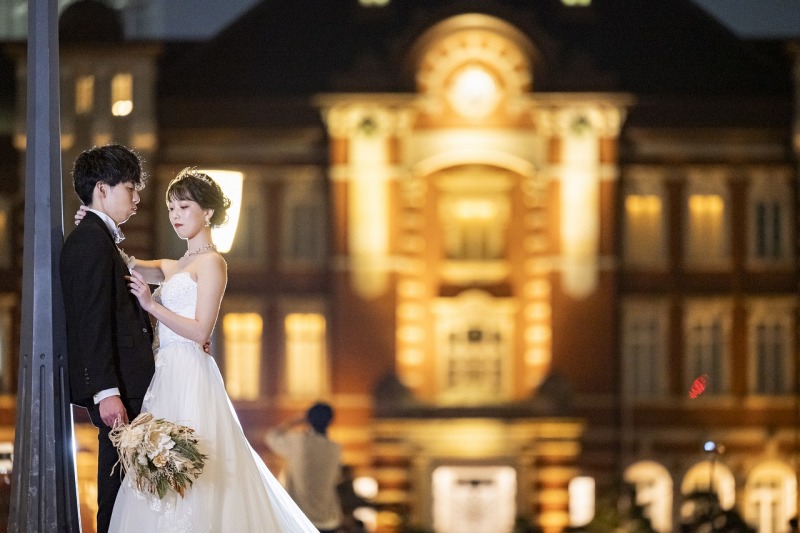 東京駅前で寄り添って