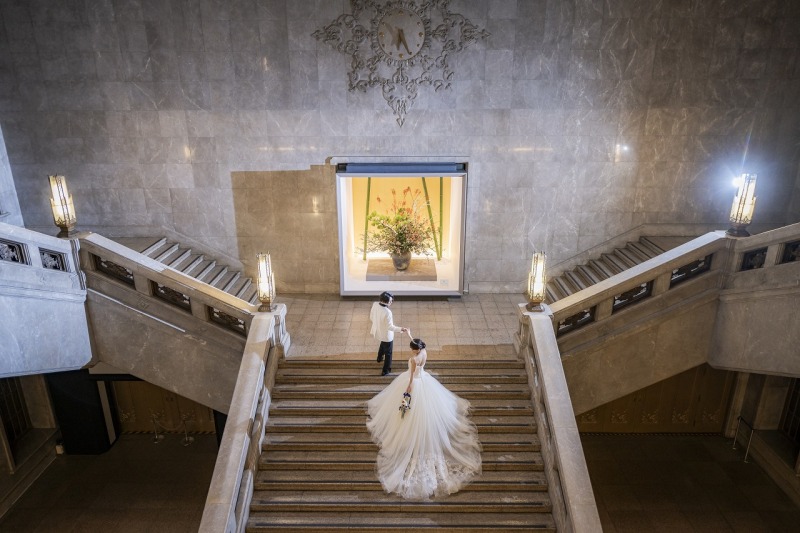 重厚感あふれる大階段にてバックショット