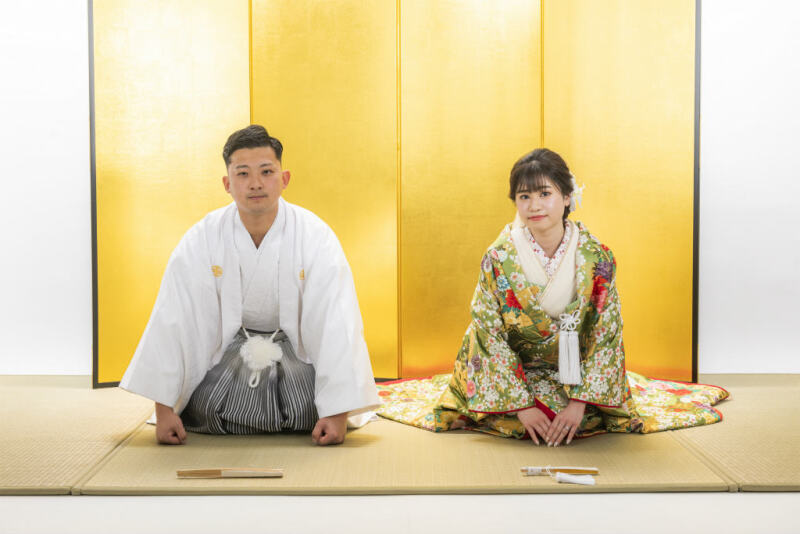 金屏風で型物写真を