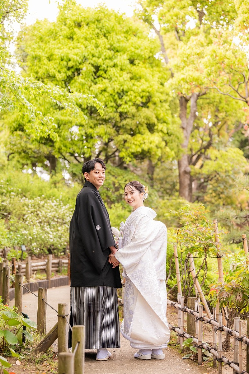 緑に囲まれた庭園でふりかえるおふたり