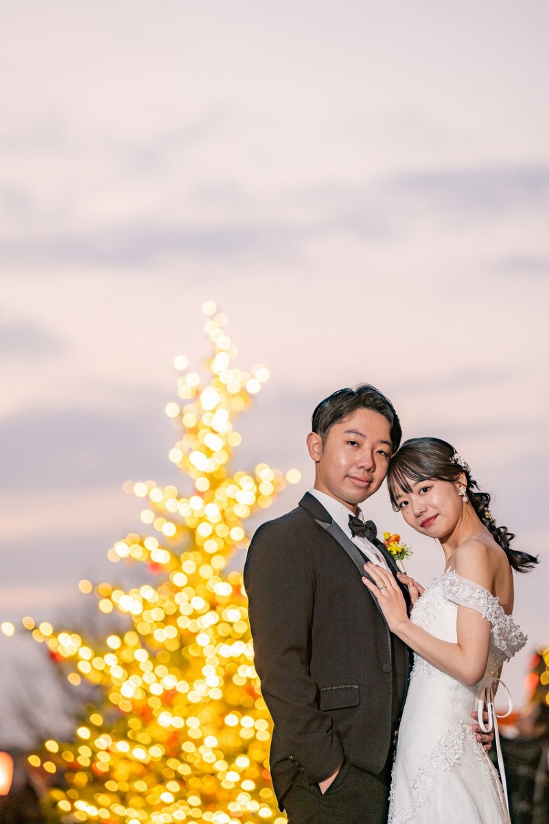 イルミネーションが彩る夕暮れの洋装フォト
