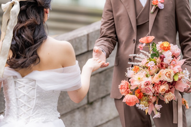 手を取り合うおふたり