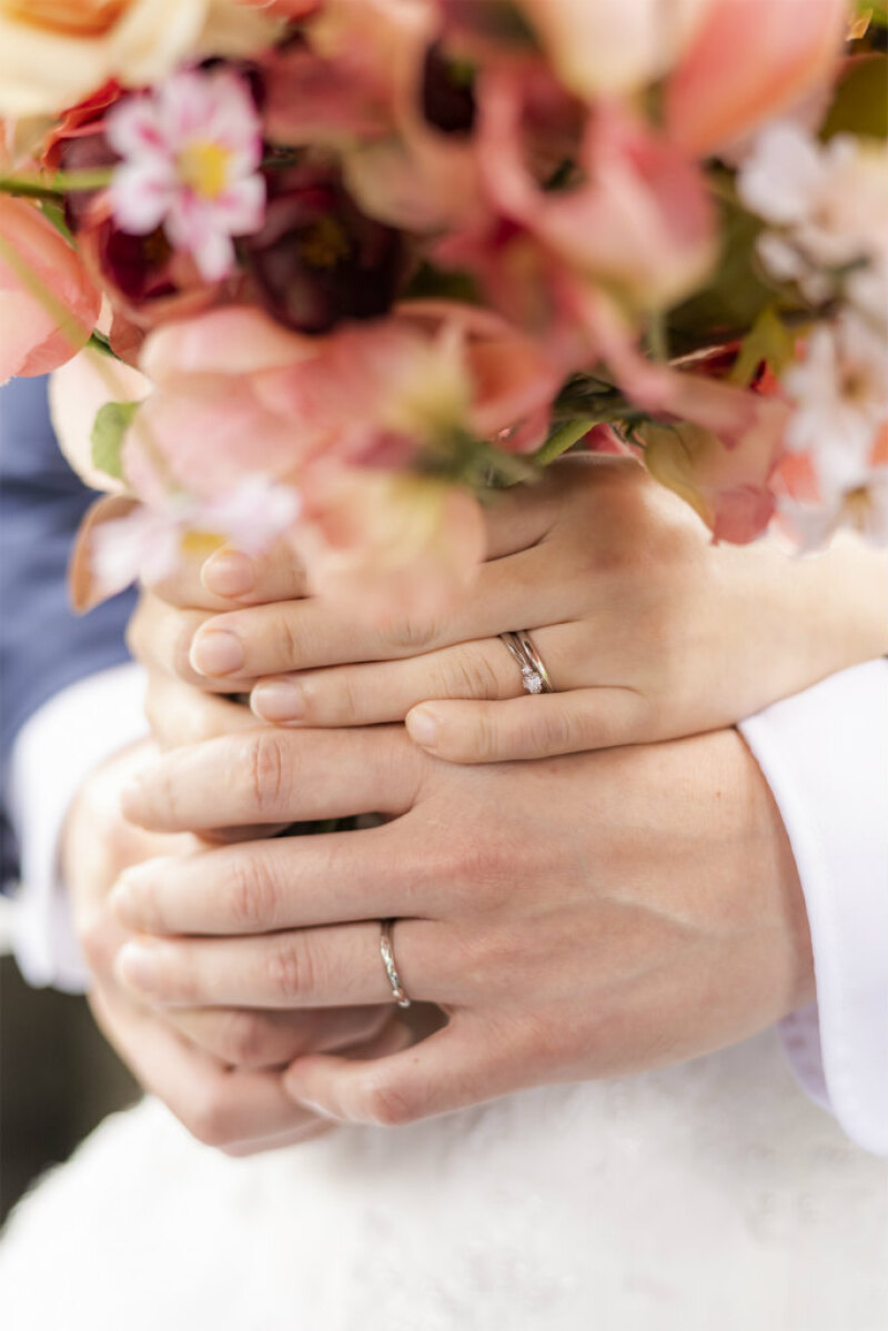 リングが光る暖かなお手元ショット