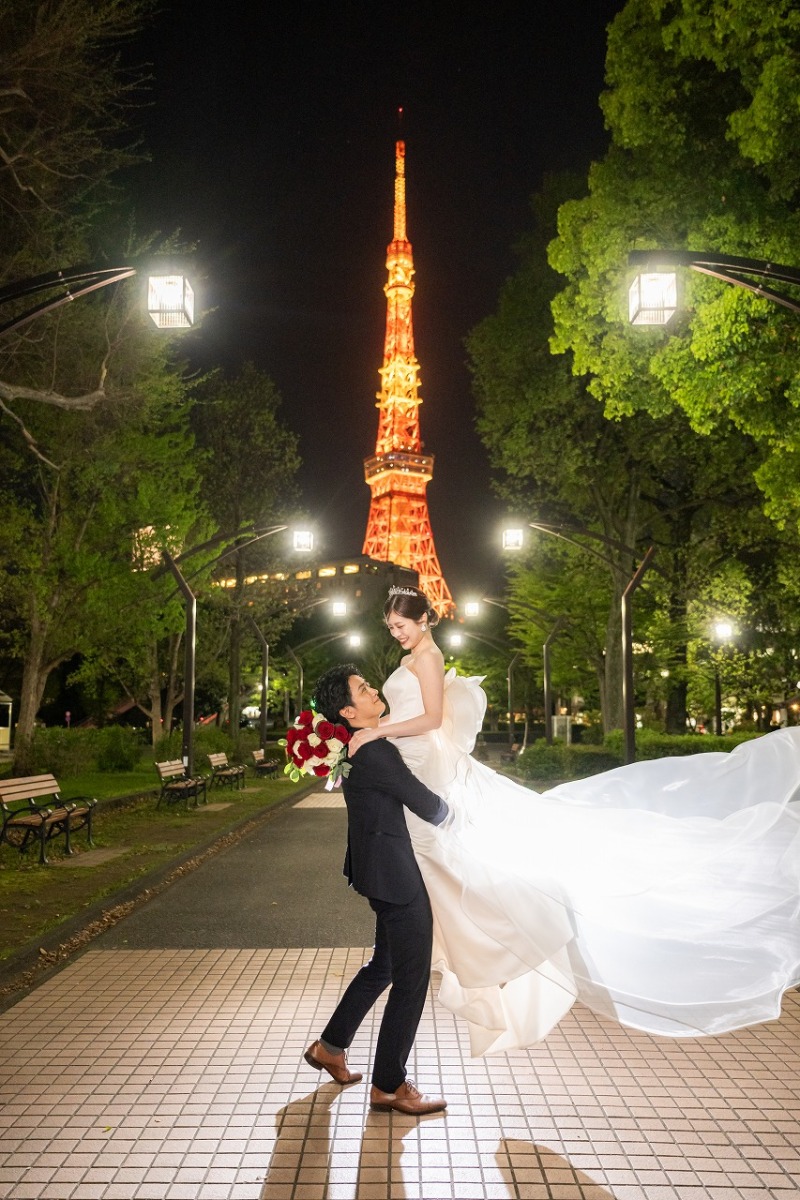 東京タワーと残すドレスをなびかせた抱っこショット