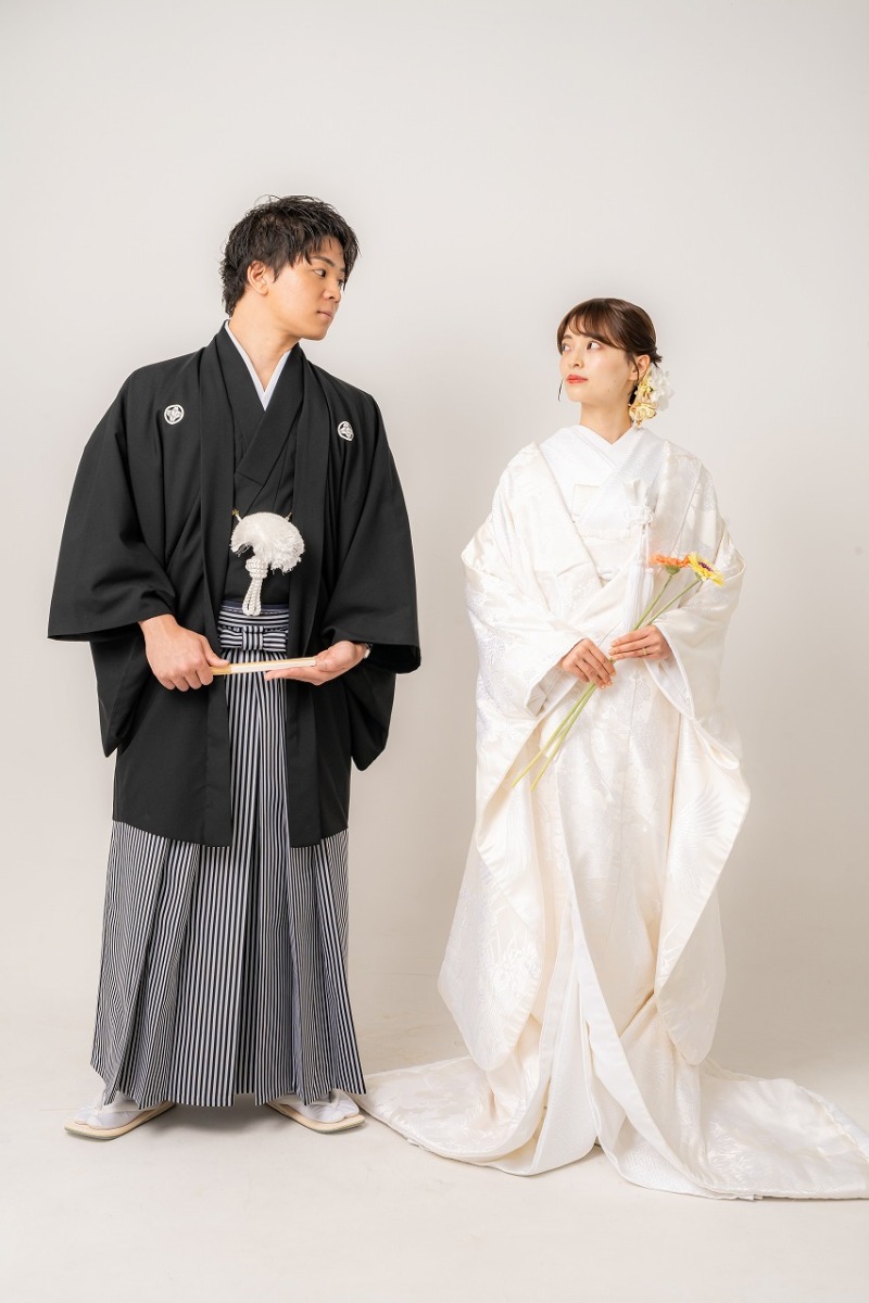 和装の美しさと見つめ合う視線が印象的な和装フォト
