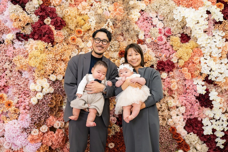 彩り豊かな花壁と家族の笑顔を一枚に