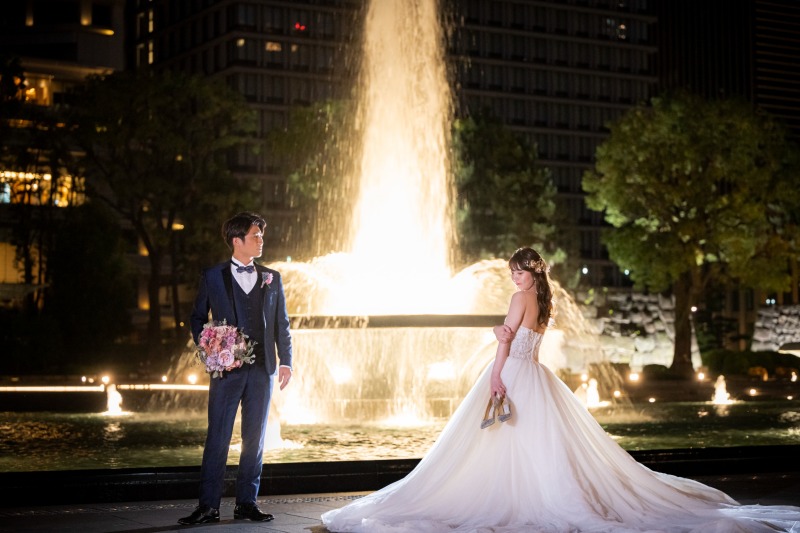 輝く噴水の前で