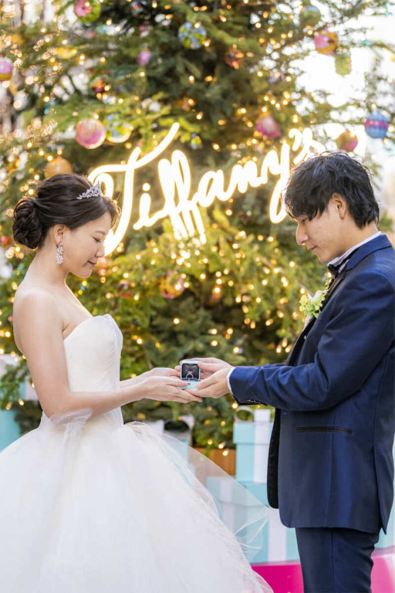 ティファニーツリーの前で思いを紡いで