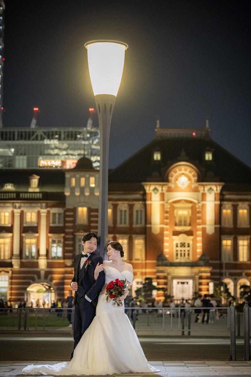 東京駅舎をバックに