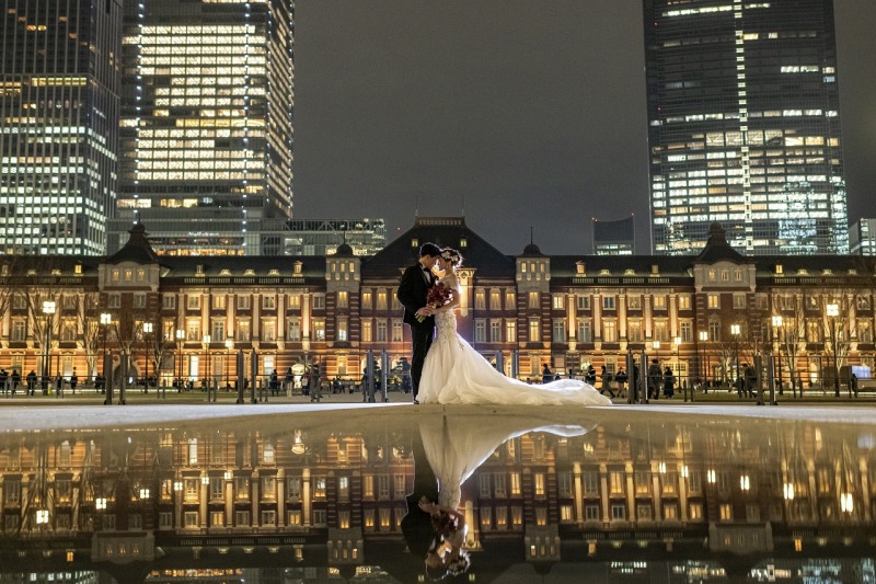 反射する光輝く東京駅と