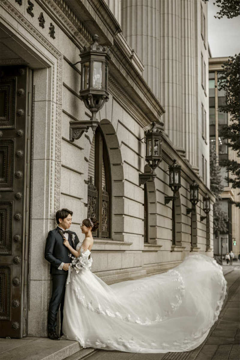 扉の横でドレスをファサッと!