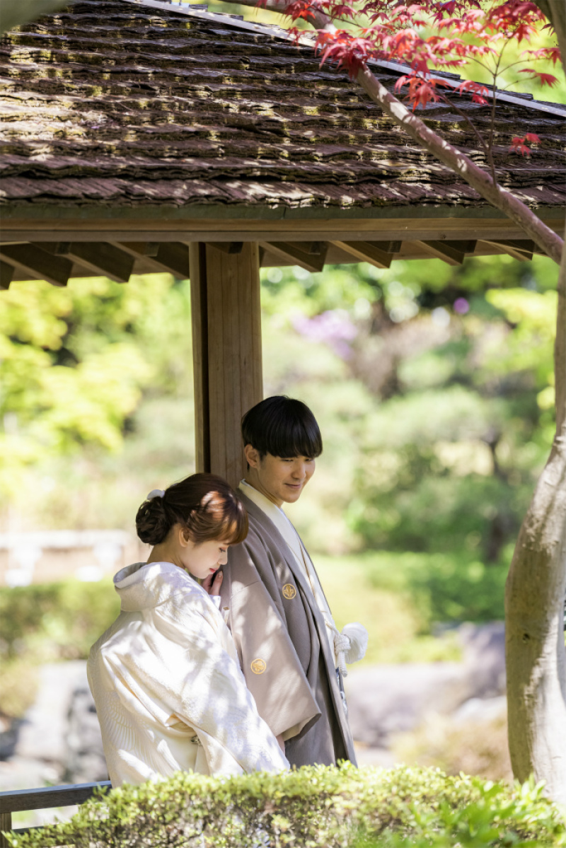 庭園の屋根の下で寄り添う一枚