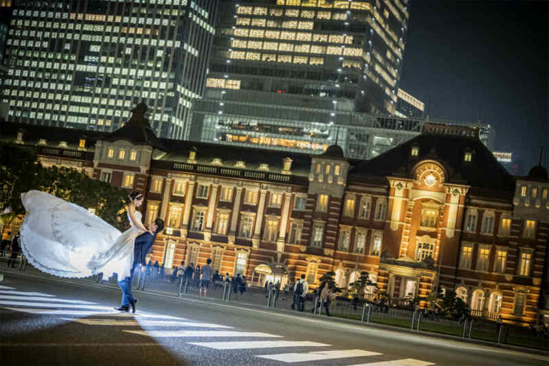 東京駅前の横断歩道で抱っこショット!