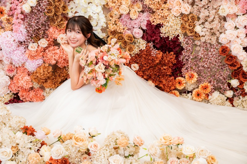 華やかなフラワーウォールでご新婦様ソロショット☆