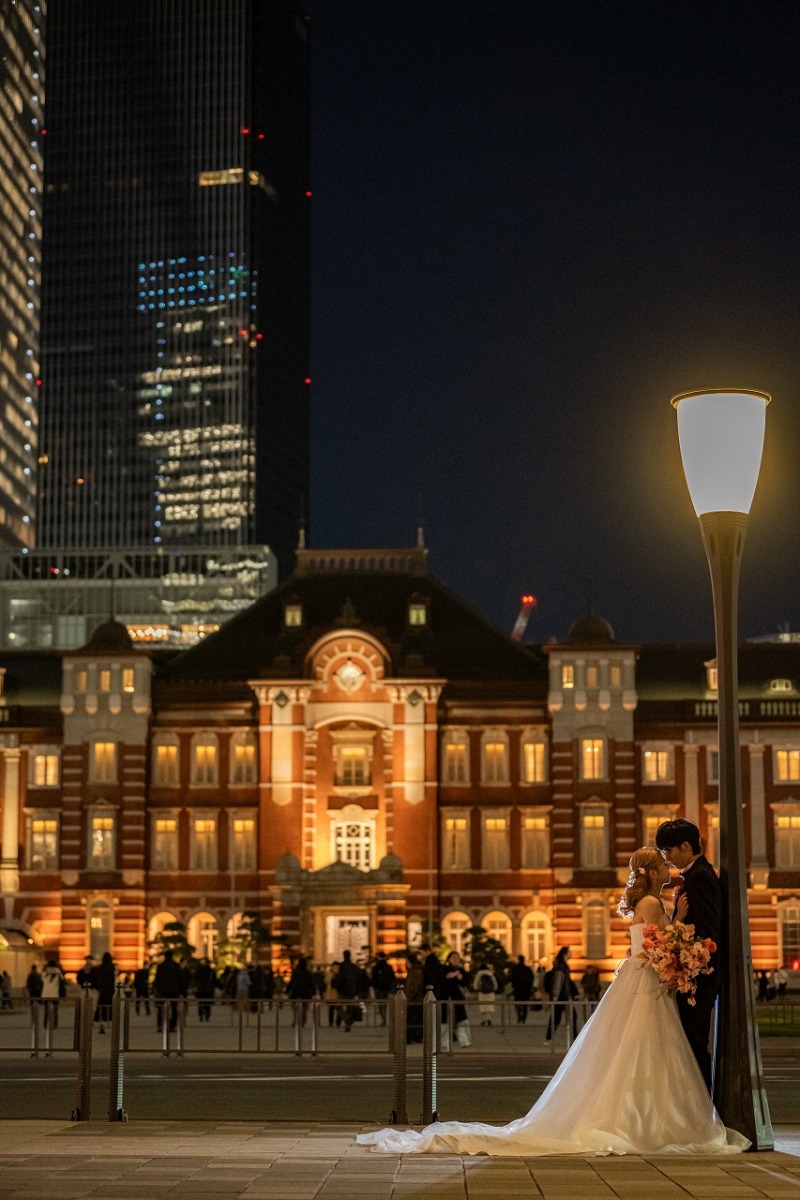 東京駅の灯りに包まれたロマンチックなひととき