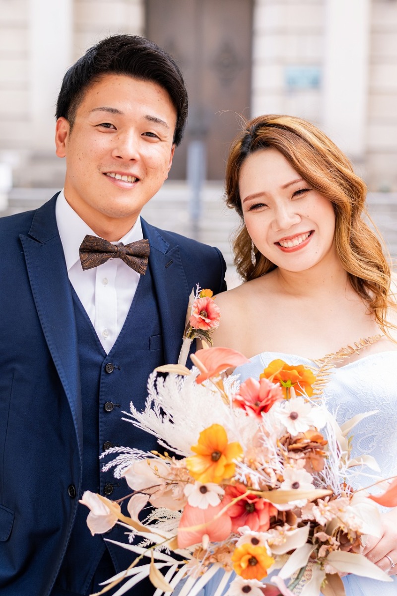 笑顔と花束が彩るナチュラルフォト