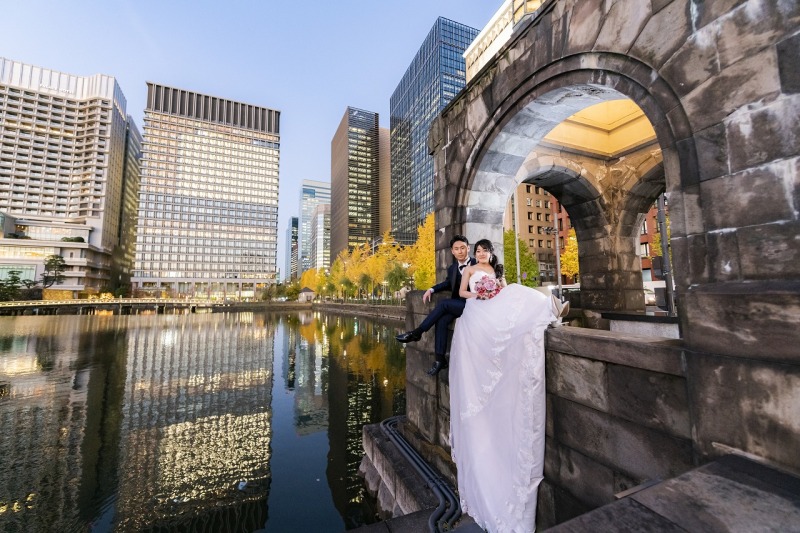 水面に映るビルと