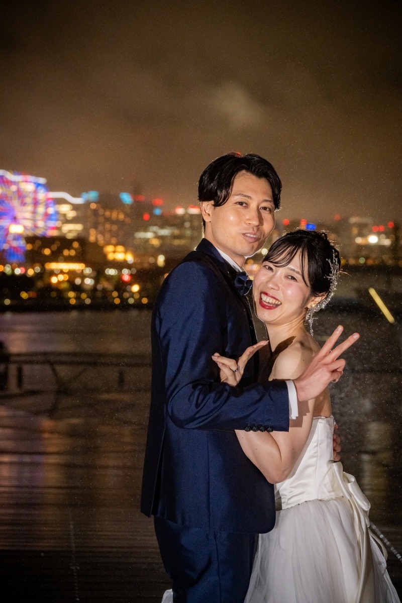 みなとみらいの輝く夜景のもとに弾けるふたりの笑顔