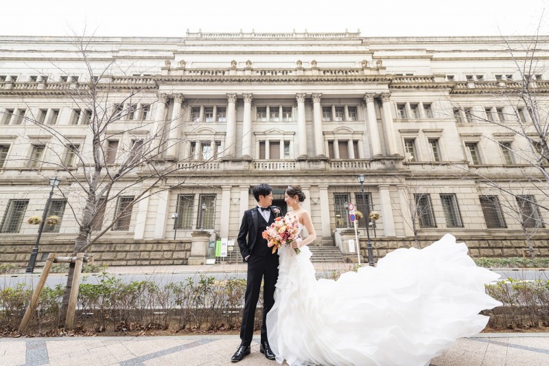 日本銀行の前で