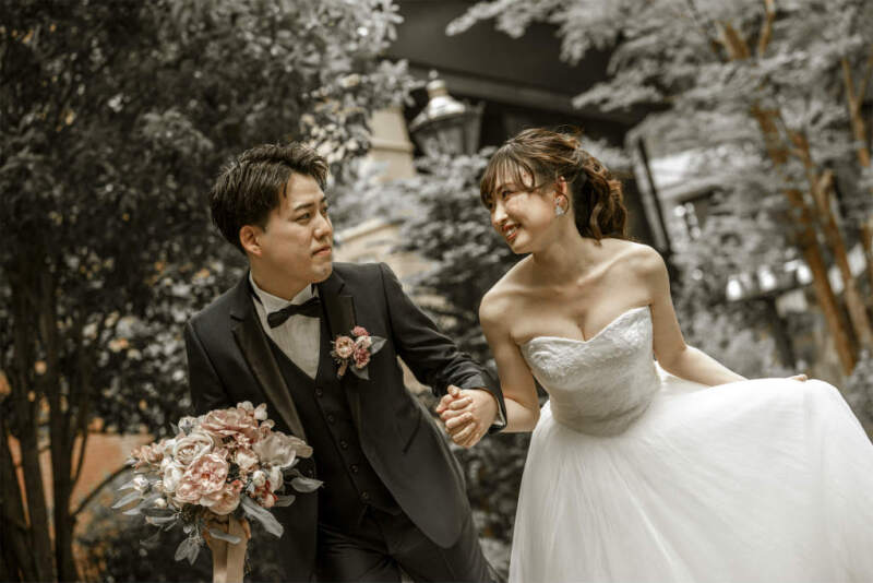 木々の間を軽やかに駆け抜けていくショット