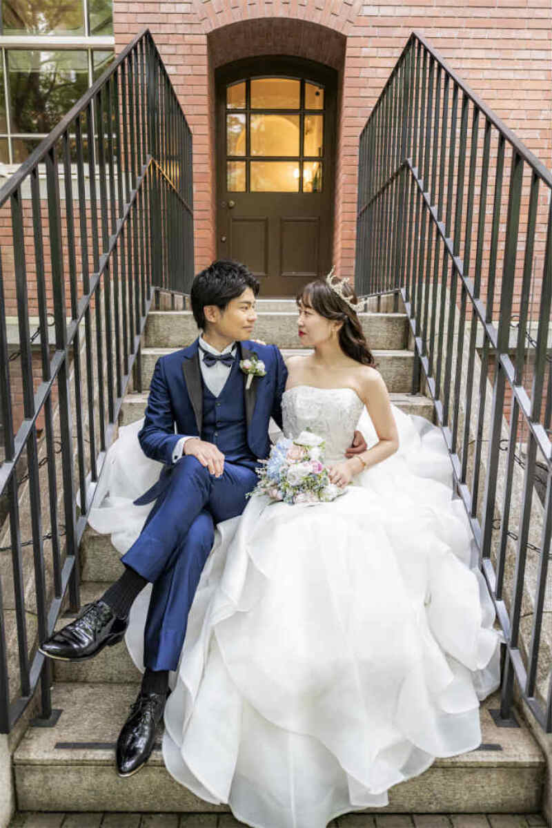 三菱一号館の階段で並んだお座りショット