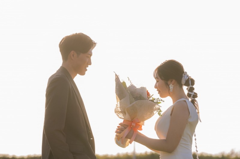 ご新郎様からご新婦様へ花束...♡