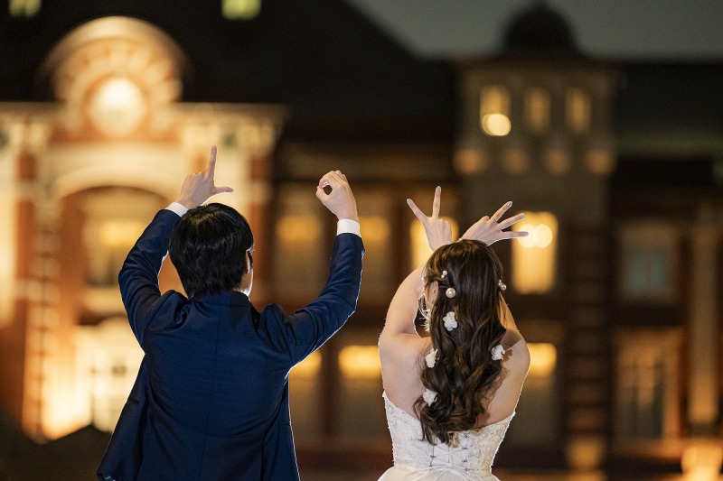 手で描く「LOVE」が彩る東京駅フォト