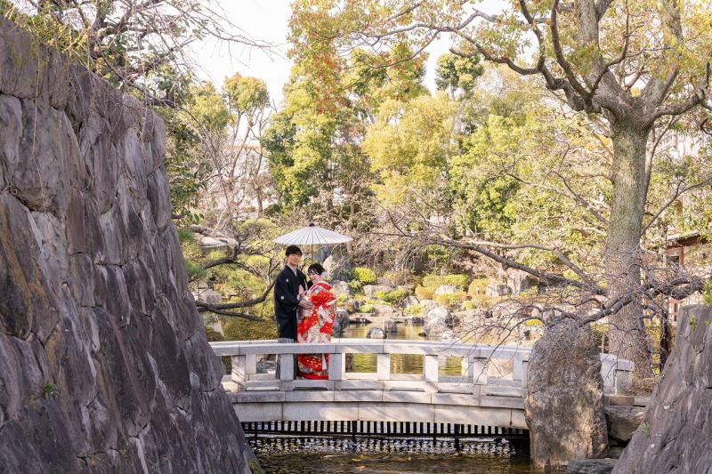 岩と橋が彩る、春らしい庭園で残した和装のひとコマ