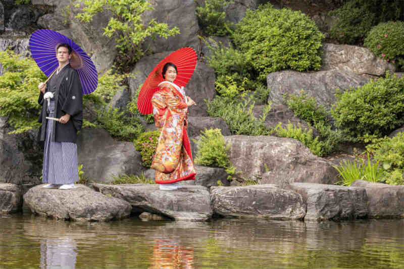 水辺、岩の上で映える番傘と色打掛