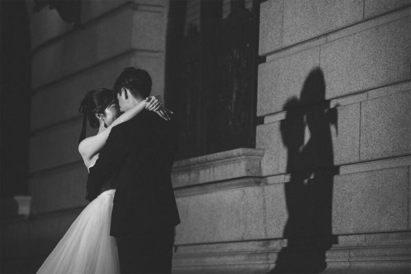 おでここつんと、影を使ったモノクロの一枚