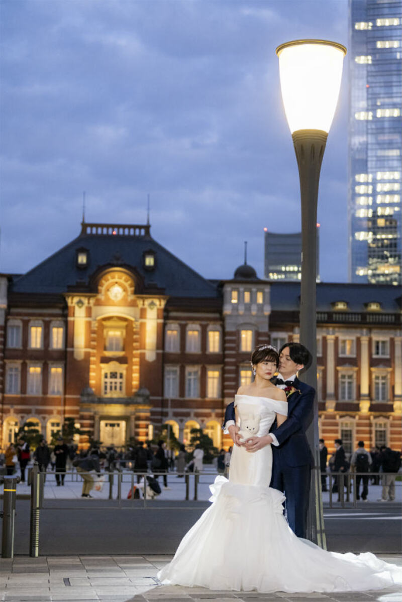 東京駅前で映画のようなバックハグショット