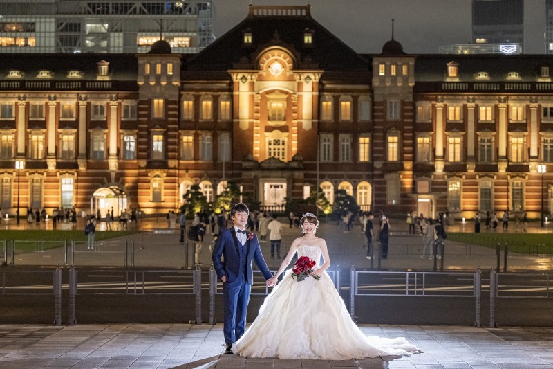 東京駅を後ろに