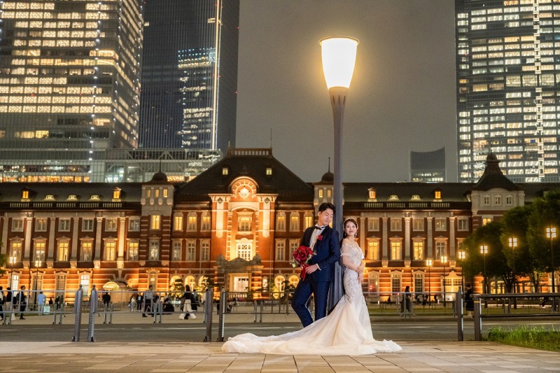 東京の夜景と街灯が彩るクラシカルな一枚をラストに