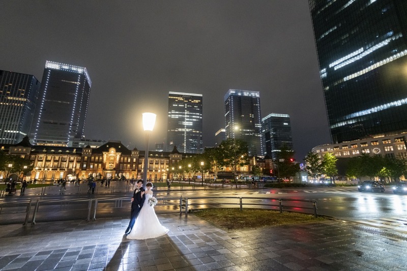 街並みを写す雨の東京駅前