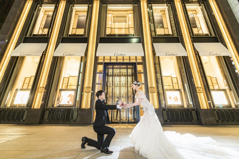 お店をバックに