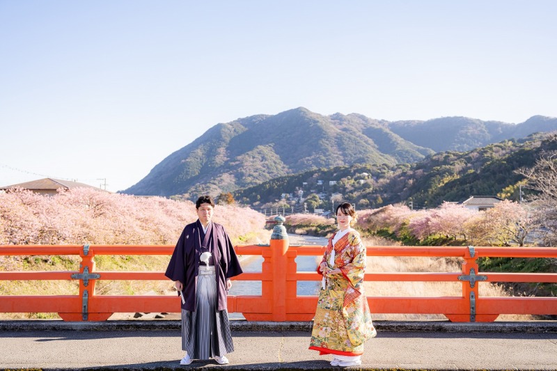 赤い橋と河津桜が彩る春の和装フォト