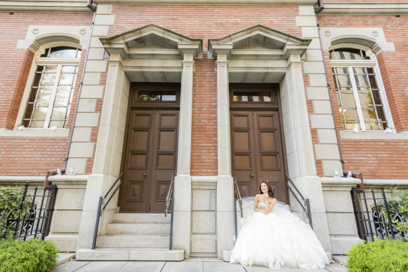三菱一号館美術館前で