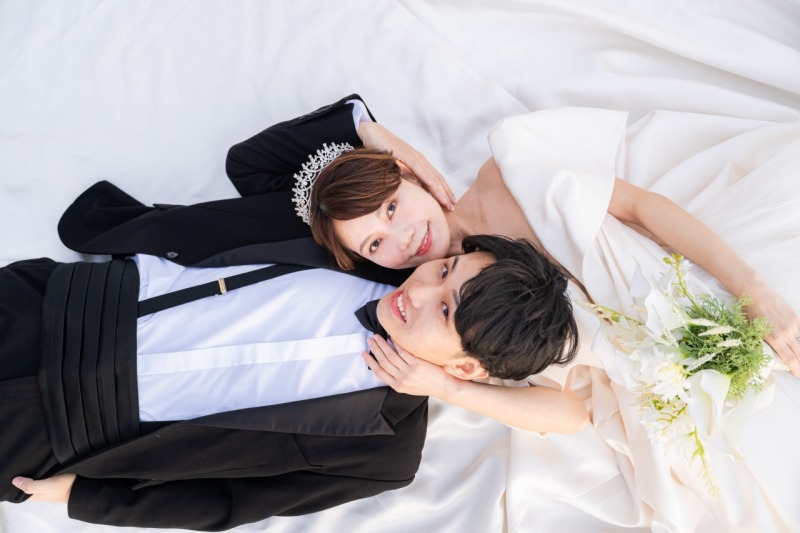 真っ白なドレスの上で、ふたり仲良く顔を寄せて♪