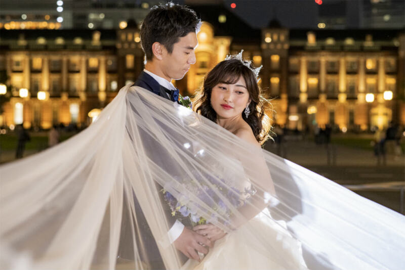 ベールで包まれ、重なる手